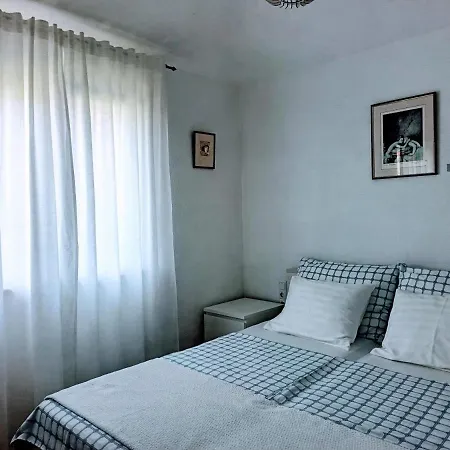 3743-4 Pers In Semesterbostad Ražanj